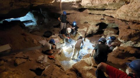 Equipo trabajando en el interior de la Cueva de los Toriles