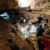 Equipo trabajando en el interior de la Cueva de los Toriles