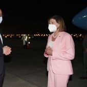 Nancy Pelosi llega al aeropuerto de Taipéi