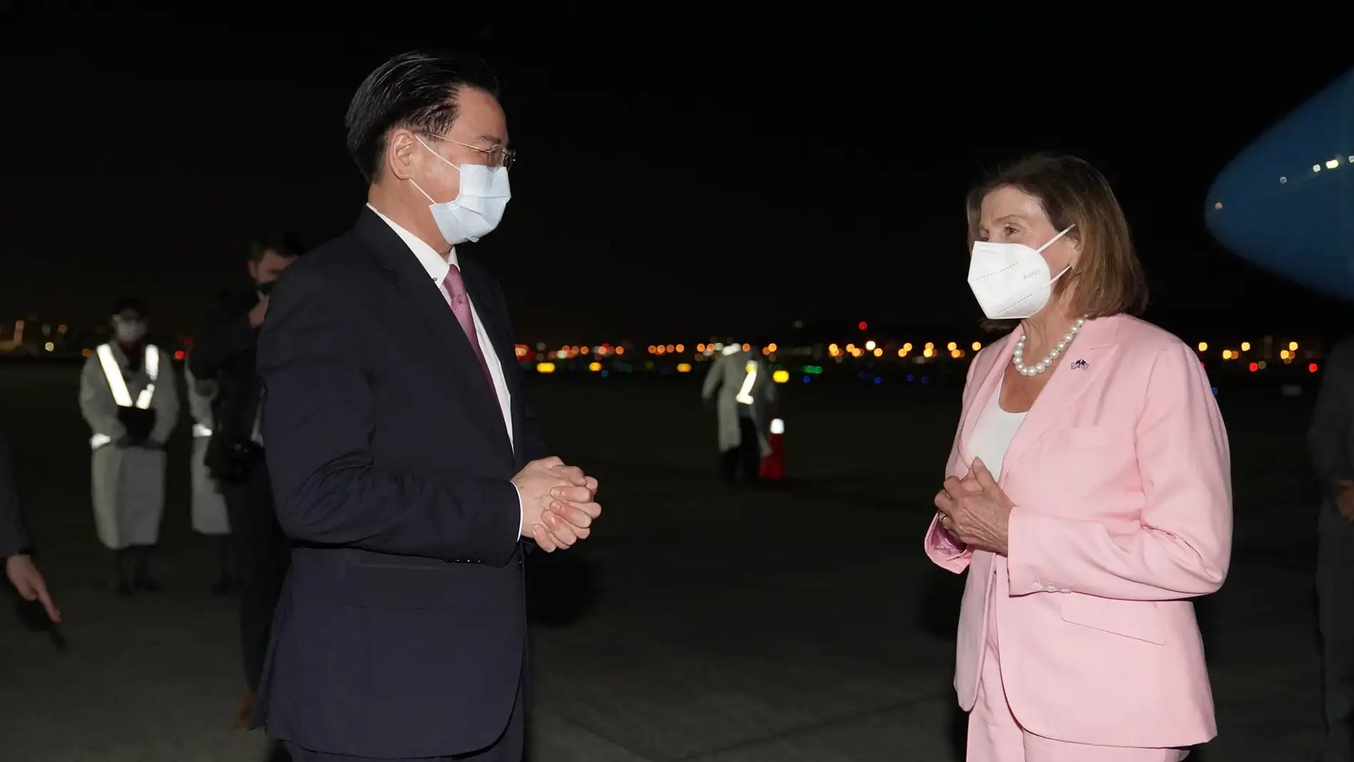 Nancy Pelosi llega al aeropuerto de Taipéi