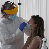 Profesional sanitario realizando un test de covid Profesional sanitario realizando un test de covid
