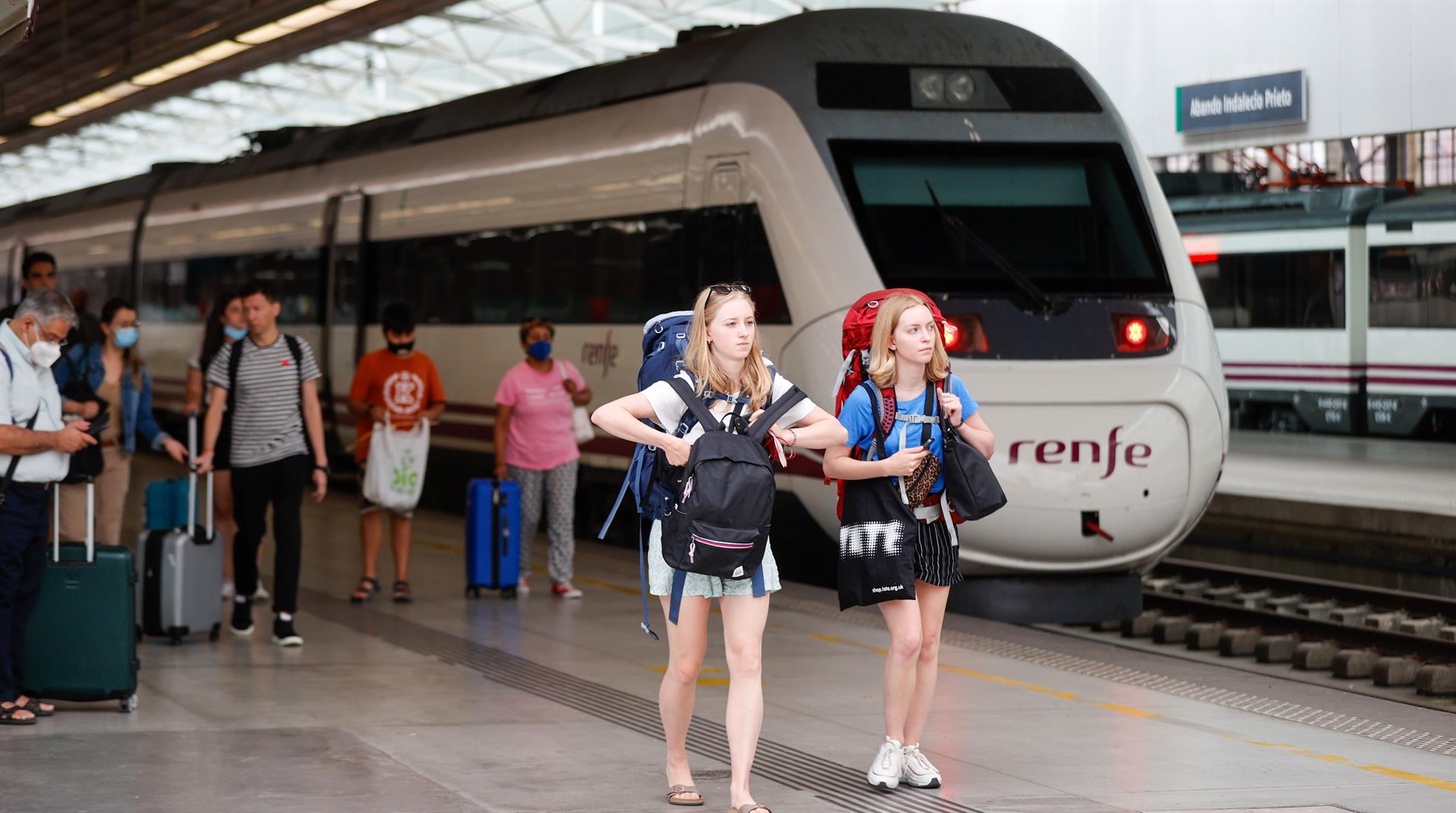 Los viajeros que abusen de las reservas "fantasma" pueden quedarse sin los abonos gratuitos de Renfe Los viajeros que abusen de las reservas "fantasma" pueden quedarse sin los abonos gratuitos de Renfe