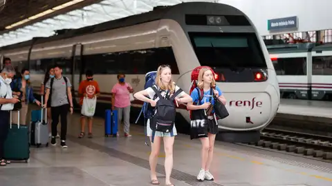 Viajeros salen de un tren de Renfe.