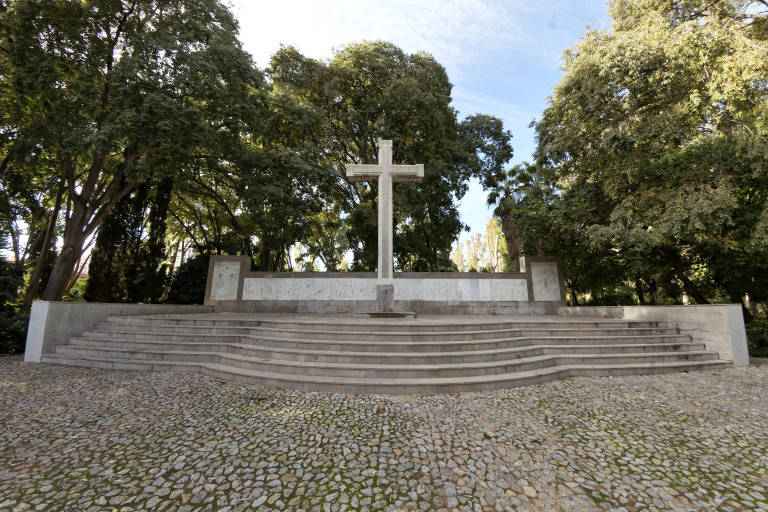 La catedrática Rosa Monlleó explica el contexto histórico de la Cruz del Ribalta y sus orígenes La catedrática Rosa Monlleó explica el contexto histórico de la Cruz del Ribalta y sus orígenes