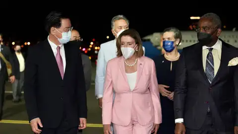 Nancy Pelosi a su llegada al aeropuerto de Taipéi Nancy Pelosi a su llegada al aeropuerto de Taipéi