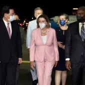 Nancy Pelosi a su llegada al aeropuerto de Taipéi