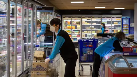 Trabajadores en un supermercado.