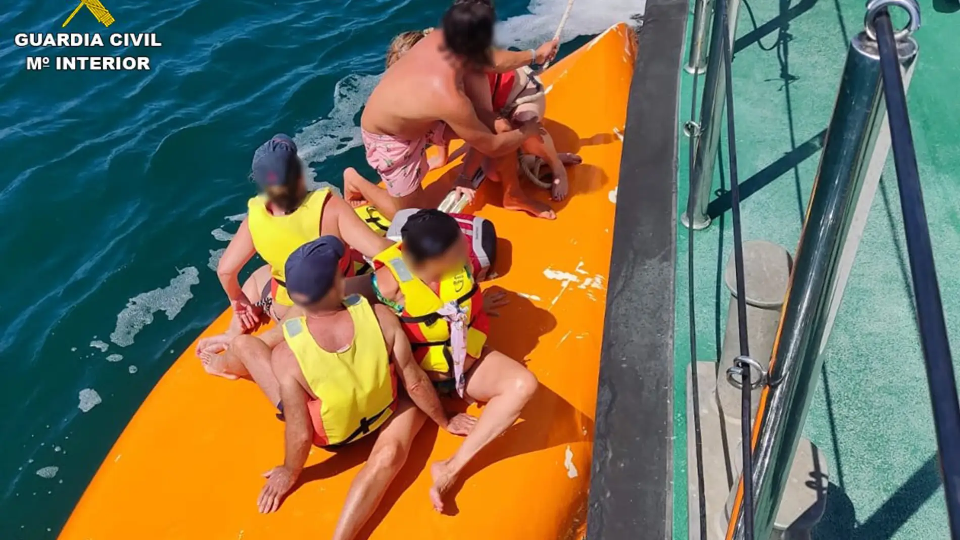 La Guardia Civil rescata en Santa Pola a una familia a la deriva tras naufragar su embarcación