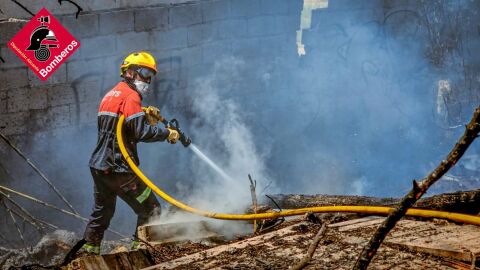 Bomberos extinguiendo fuego en La Vila