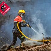 Bomberos extinguiendo fuego en La Vila