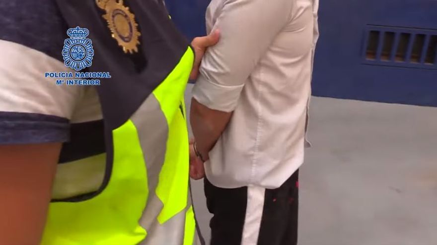 La Policía Nacional detiene a un fugitivo italiano por tentativa de homicidio que viajaba a Ibiza con documentación falsa La Policía Nacional detiene a un fugitivo italiano por tentativa de homicidio que viajaba a Ibiza con documentación falsa
