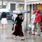 Imagen de archivo de viandantes que se protegen de la lluvia en el centro de Barcelona