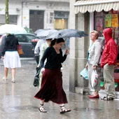 Imagen de archivo de viandantes que se protegen de la lluvia en el centro de Barcelona Imagen de archivo de viandantes que se protegen de la lluvia en el centro de Barcelona