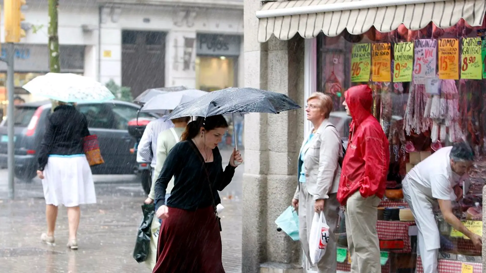 Imagen de archivo de viandantes que se protegen de la lluvia en el centro de Barcelona