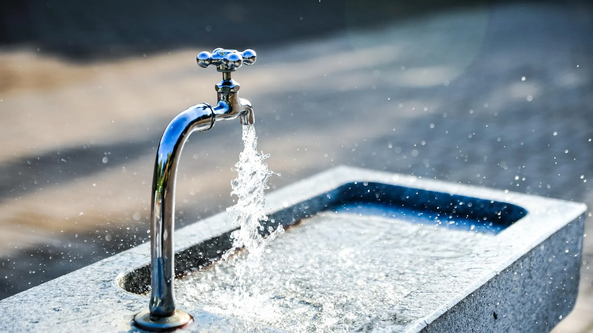 Imagen de archivo de una fuente de agua. Alerta por sequía: estas son las comunidades autónomas que restringen el consumo de agua