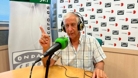 &Aacute;ngel Morales haciendo apuntes en la radio sobre su libro