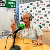 Ángel Morales haciendo apuntes en la radio sobre su libro