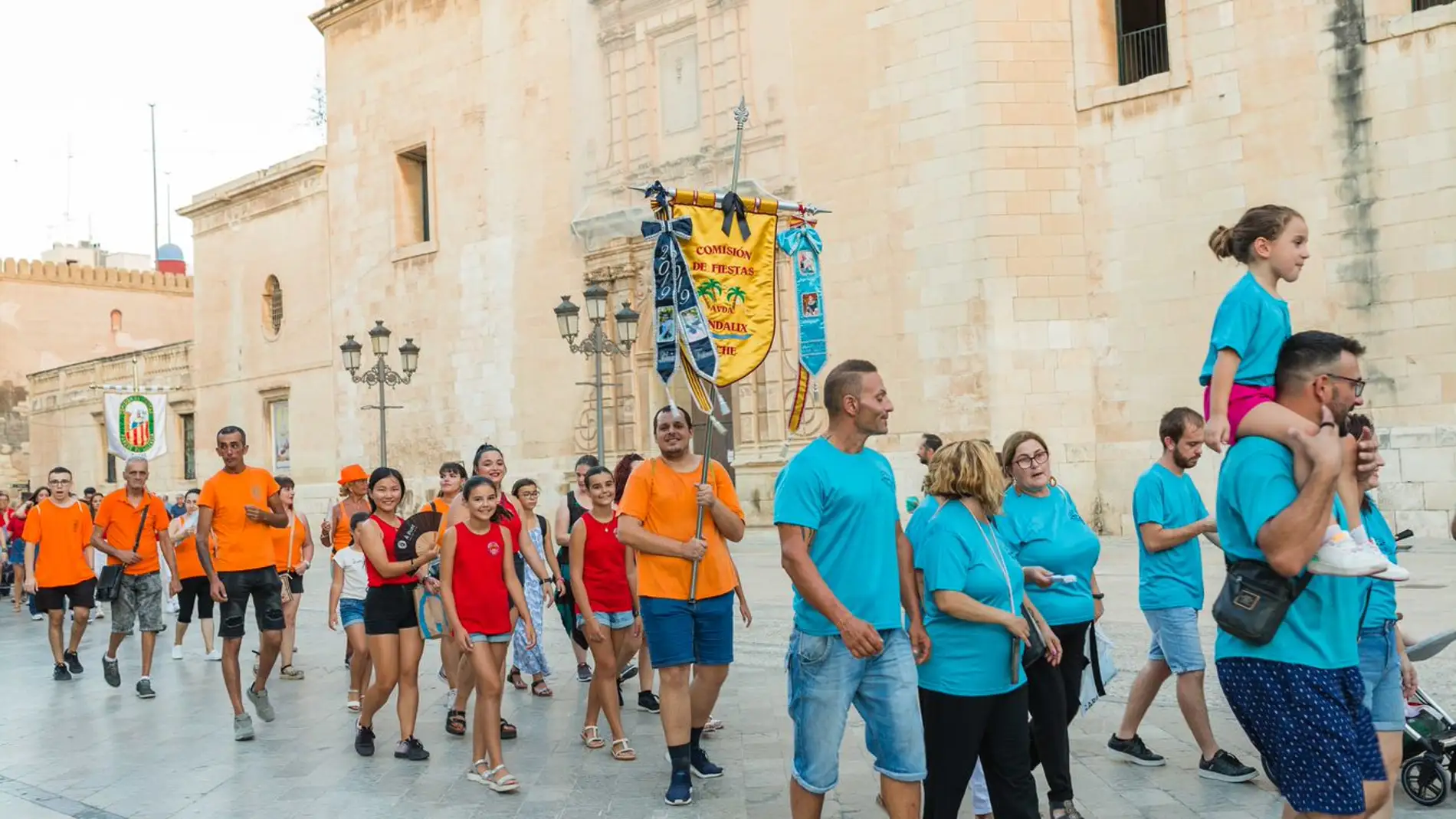 Pasacalles del Soroll de la Festa en Elche.