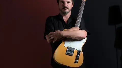 Coque Malla posando con su inseparable guitarra, un objeto de culto para el artista. Coque Malla posando con su inseparable guitarra, un objeto de culto para el artista.