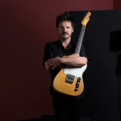 Coque Malla posando con su inseparable guitarra, un objeto de culto para el artista. Coque Malla posando con su inseparable guitarra, un objeto de culto para el artista.