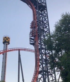 Tremendo susto en el Parque de Atracciones: atrapados durante una hora en una montaña rusa Tremendo susto en el Parque de Atracciones: atrapados durante una hora en una montaña rusa