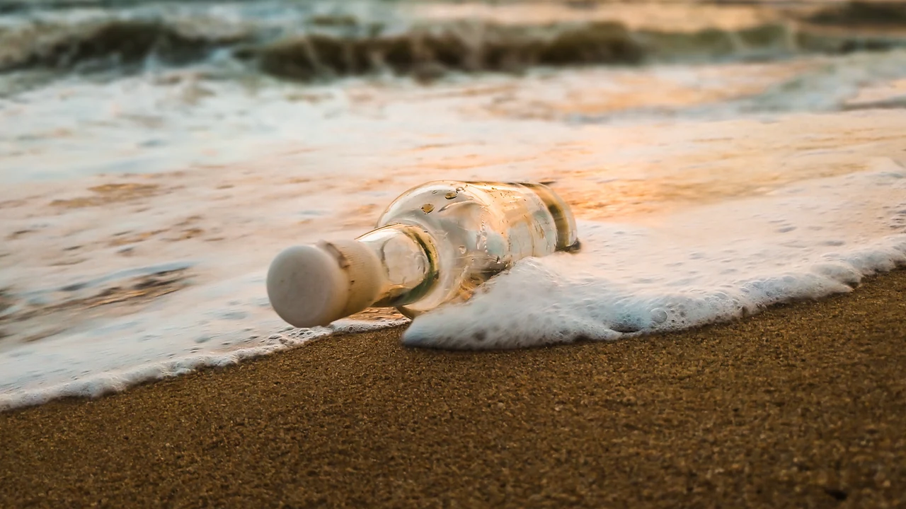 Una botella en el mar.