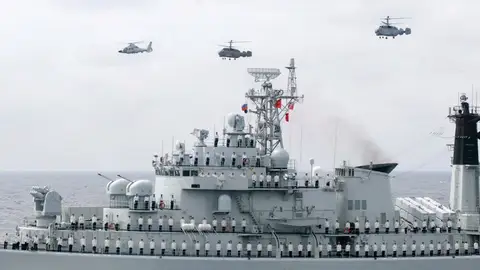 Un navío de la Armada china participa en unas maniobras militares.