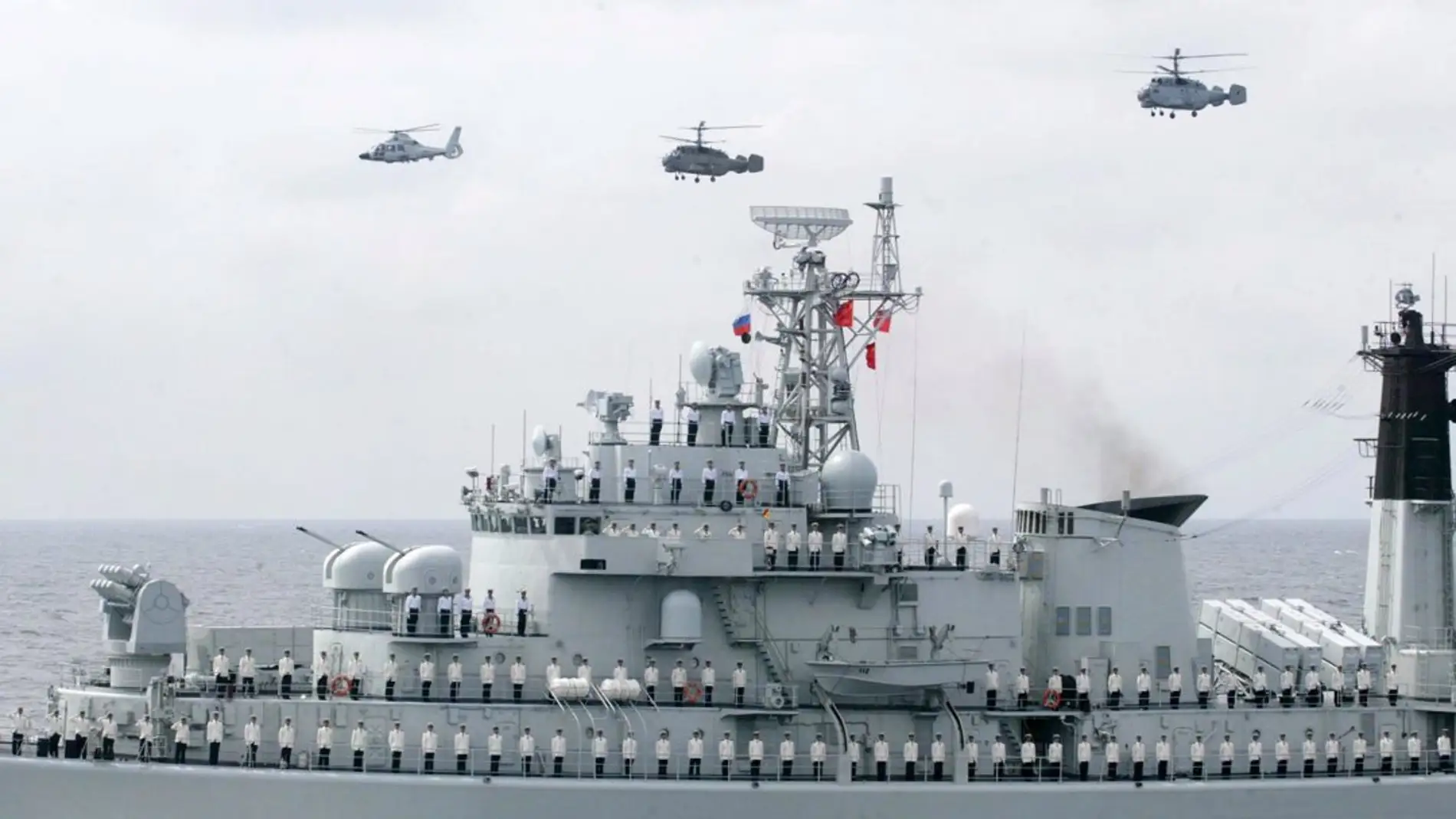 Un navío de la Armada china participa en unas maniobras militares.