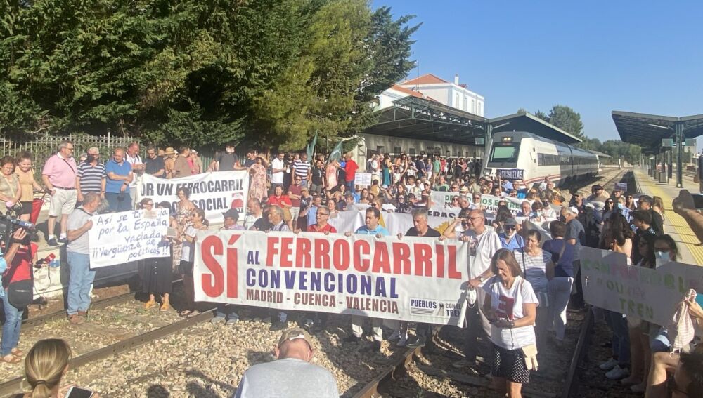 Protesta en la estación de tren de Cuenca el pasado 19 de julio, cuando la línea Cuenca-Madrid realizó su último viaje