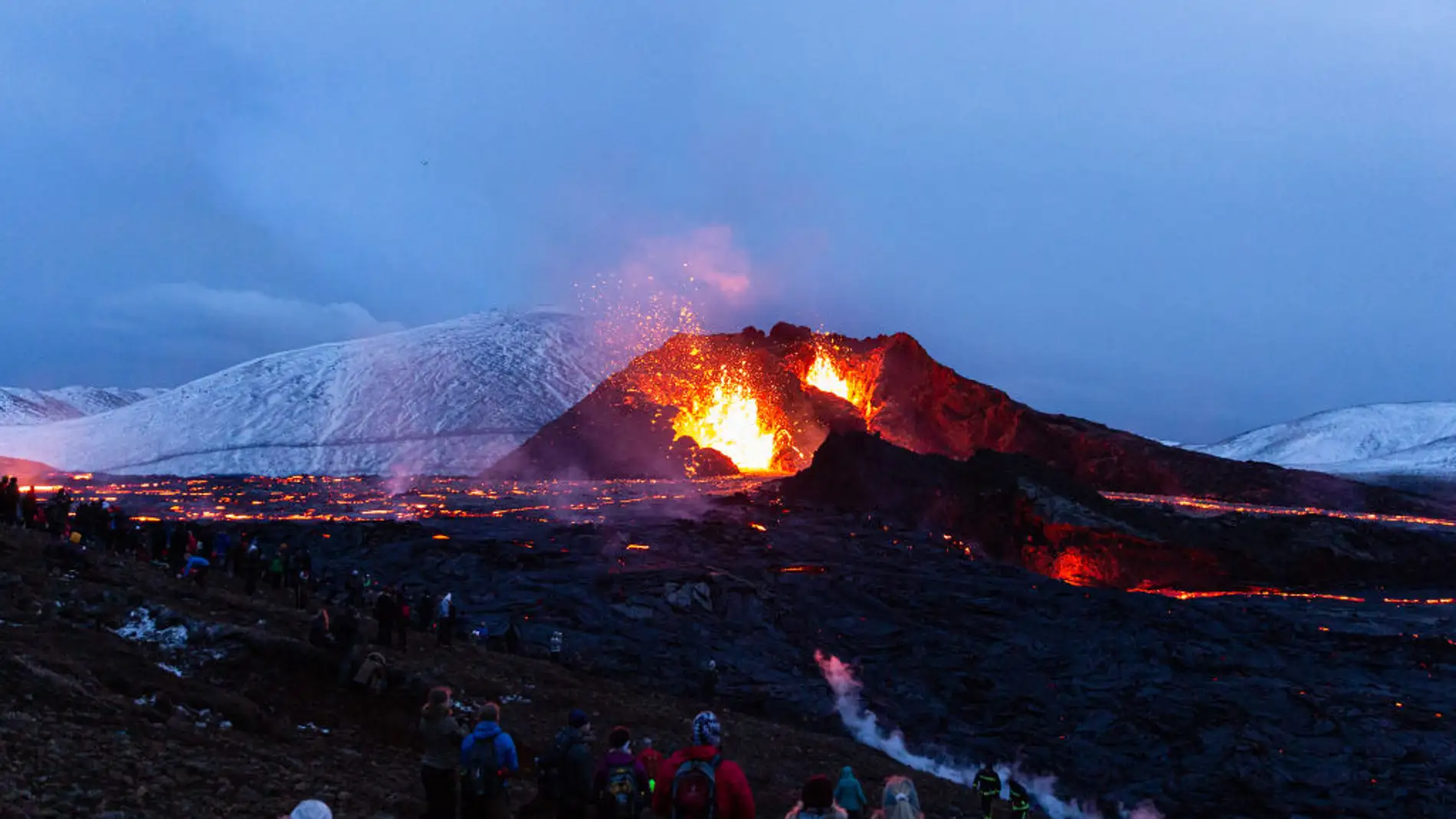 Un volcán entra en erupción a 40 kilómetros de la capital de Islandia