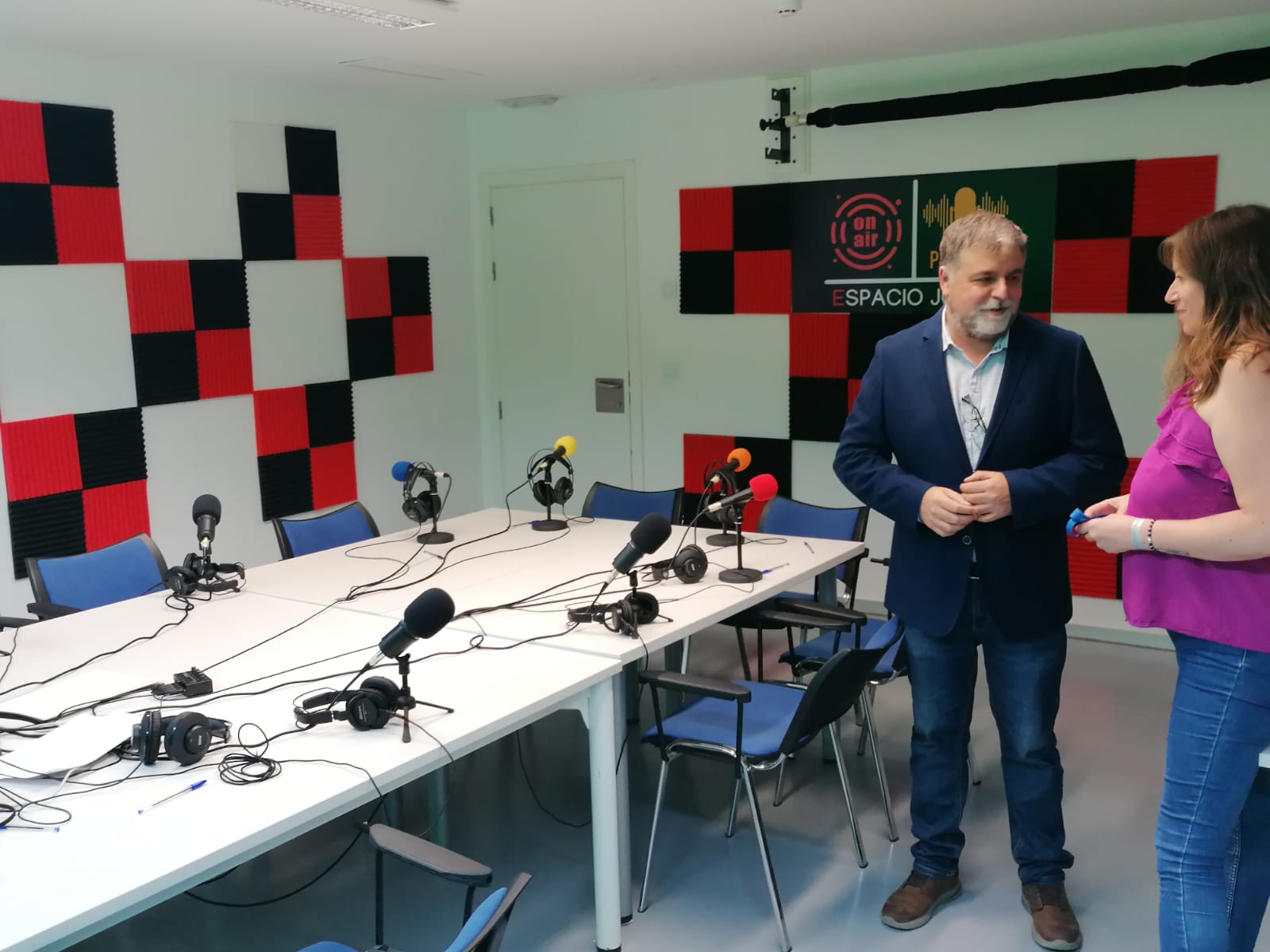 El Espacio Joven de Villena incorpora dos nuevos talleres de podcast y tecnología El Espacio Joven de Villena incorpora dos nuevos talleres de podcast y tecnología