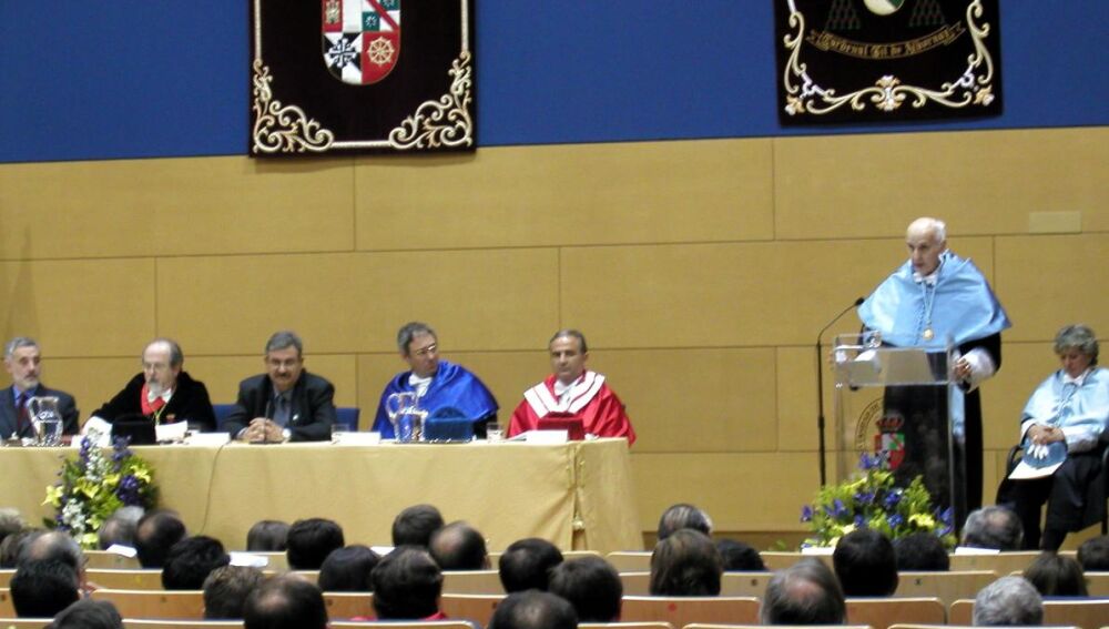 El entonces consejero de Educación y Cultura, José Valverde, y el rector de la Universidad regional, Luis Arroyo, presidieron en Cuenca en 2003 el acto de investidura del bioquímico Santiago Grisolía como Doctor Honoris Causa por la Universidad de Castilla-La Mancha, primero que recibió en el campo de Humanidades