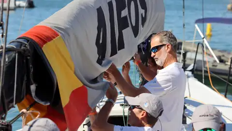 El rey Felipe VI embarcando en el Aifos para comenzar una nueva jornada de regatas en la Copa del Rey Mapfre de vela