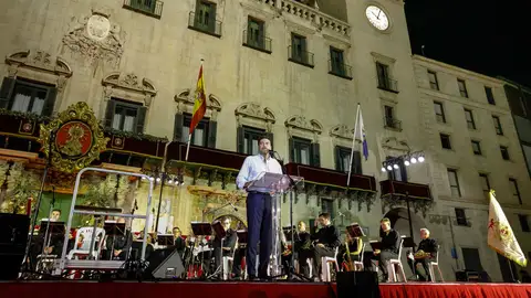 Luis Barcala pronunciando el discurso en la Alborada
