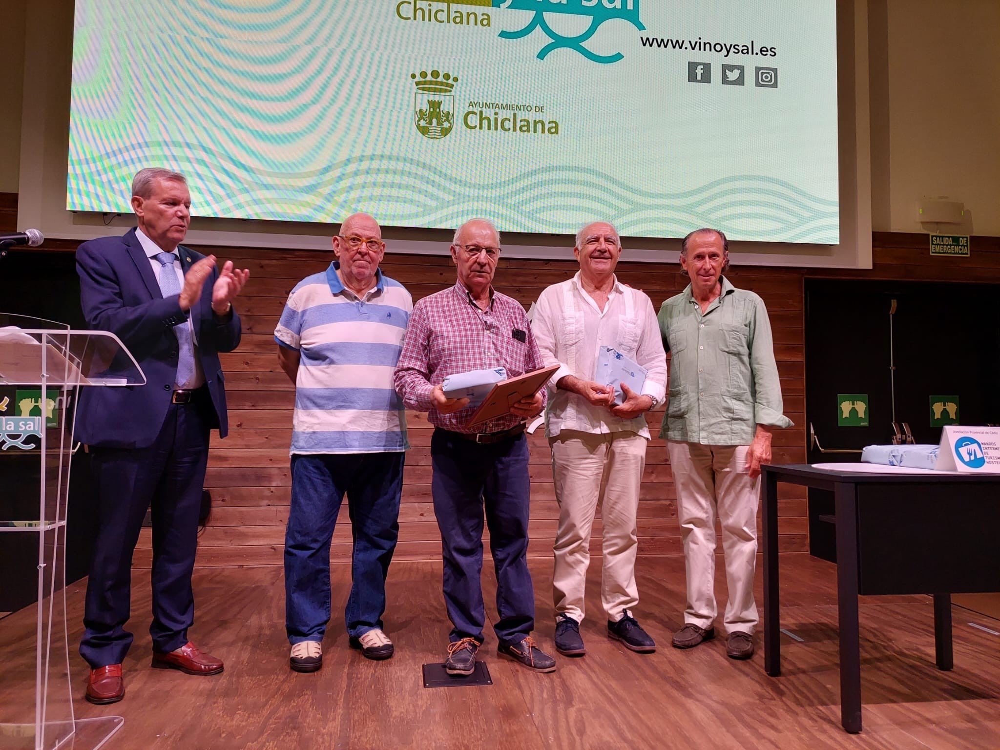 La Asociación de Mandos Intermedios de Turismo y Hostelería reconoce a los bodegueros de Chiclana La Asociación de Mandos Intermedios de Turismo y Hostelería reconoce a los bodegueros de Chiclana