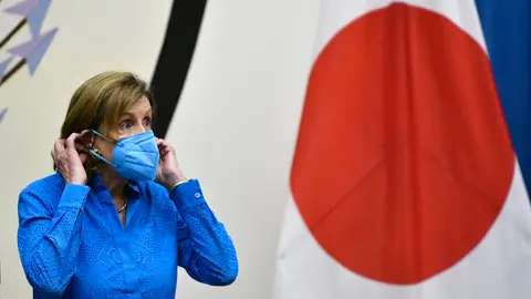 La presidenta de la Cámara de Representantes de Estados Unidos, Nancy Pelosi, se pone la mascarilla durante una rueda de prensa celebrada este viernes en la Embajada de Estados Unidos en Tokio (Japón) La presidenta de la Cámara de Representantes de Estados Unidos, Nancy Pelosi, se pone la mascarilla durante una rueda de prensa celebrada este viernes en la Embajada de Estados Unidos en Tokio (Japón)/ EFE/EPA/FRANCK ROBICHON