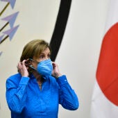 La presidenta de la Cámara de Representantes de Estados Unidos, Nancy Pelosi, se pone la mascarilla durante una rueda de prensa celebrada este viernes en la Embajada de Estados Unidos en Tokio (Japón)