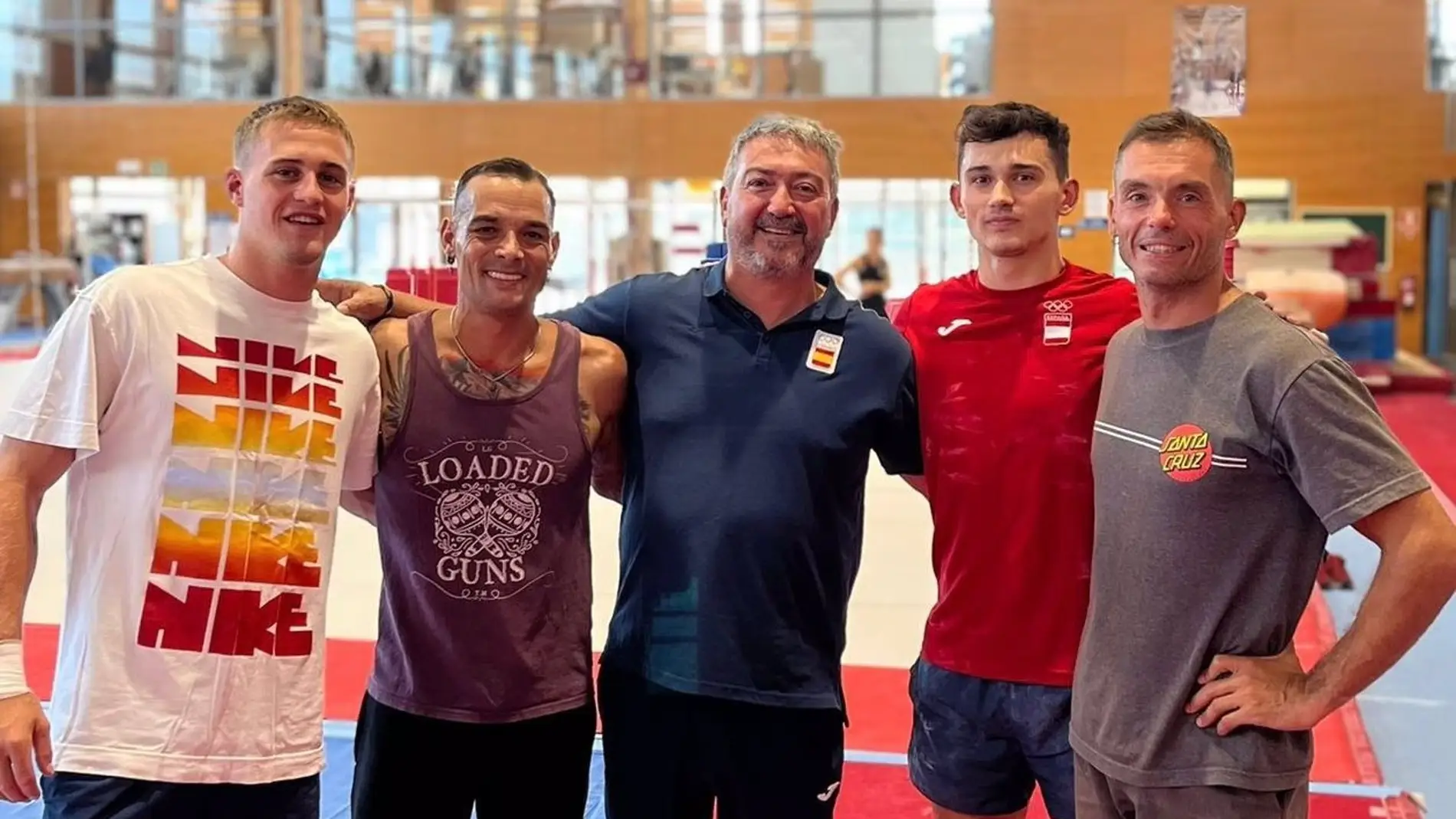 Gervasio Deferr y Víctor Cano visitan a gimnastas del club Xelska