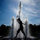 Un niño camina junto a una fuente en el parque Lustgarten en Berlín, donde estos días se sufre una ola de calor. 