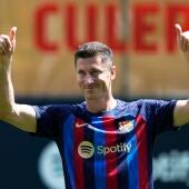 Lewandowski posa sonriente en su presentación como jugador del Barcelona.