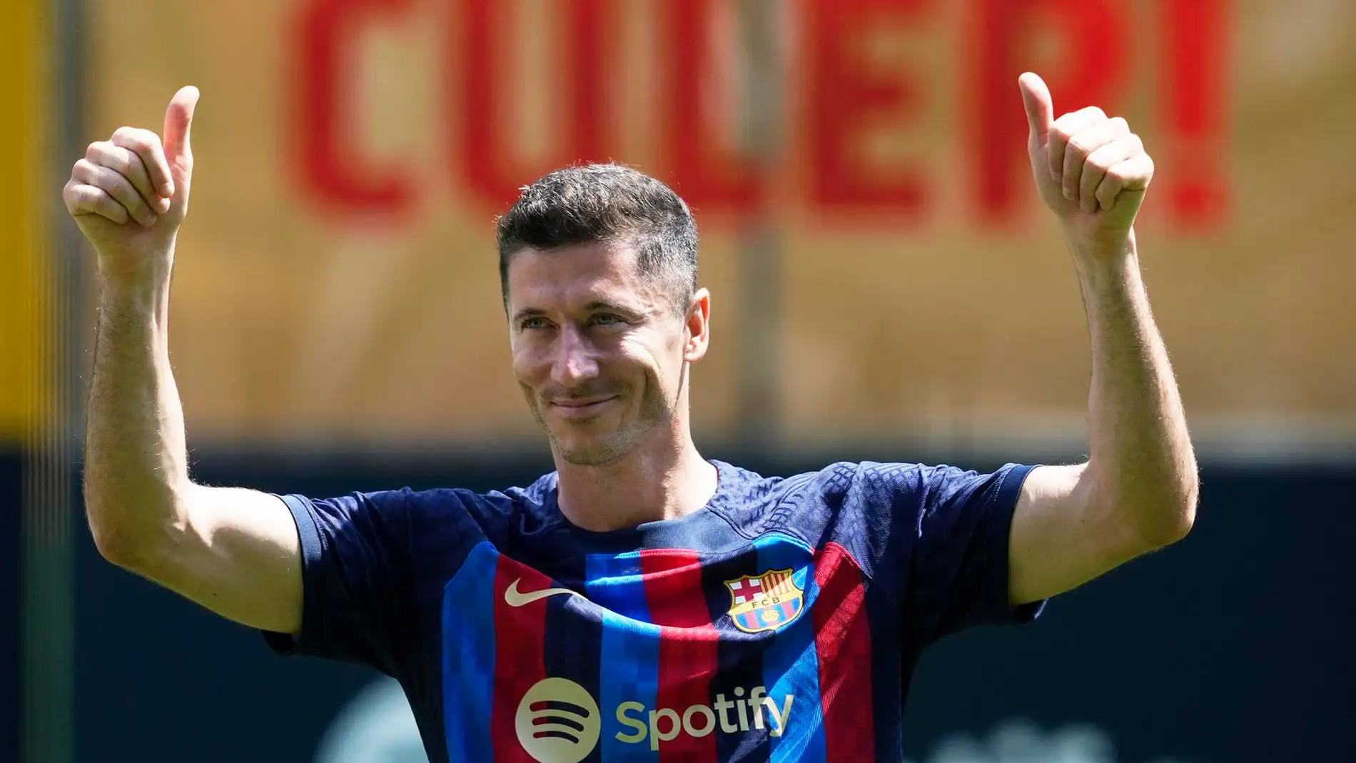 Lewandowski posa sonriente en su presentación como jugador del Barcelona.