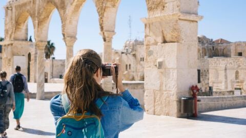 Imagen de una mujer haciendo una fotograf&iacute;a