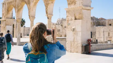 Imagen de una mujer haciendo una fotografía Imagen de una mujer haciendo una fotografía