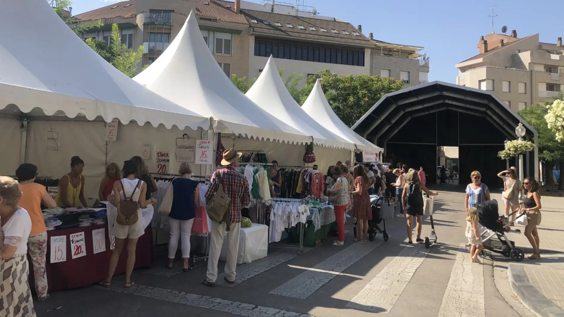 Casi media centena de comercios animan las calles de Huesca