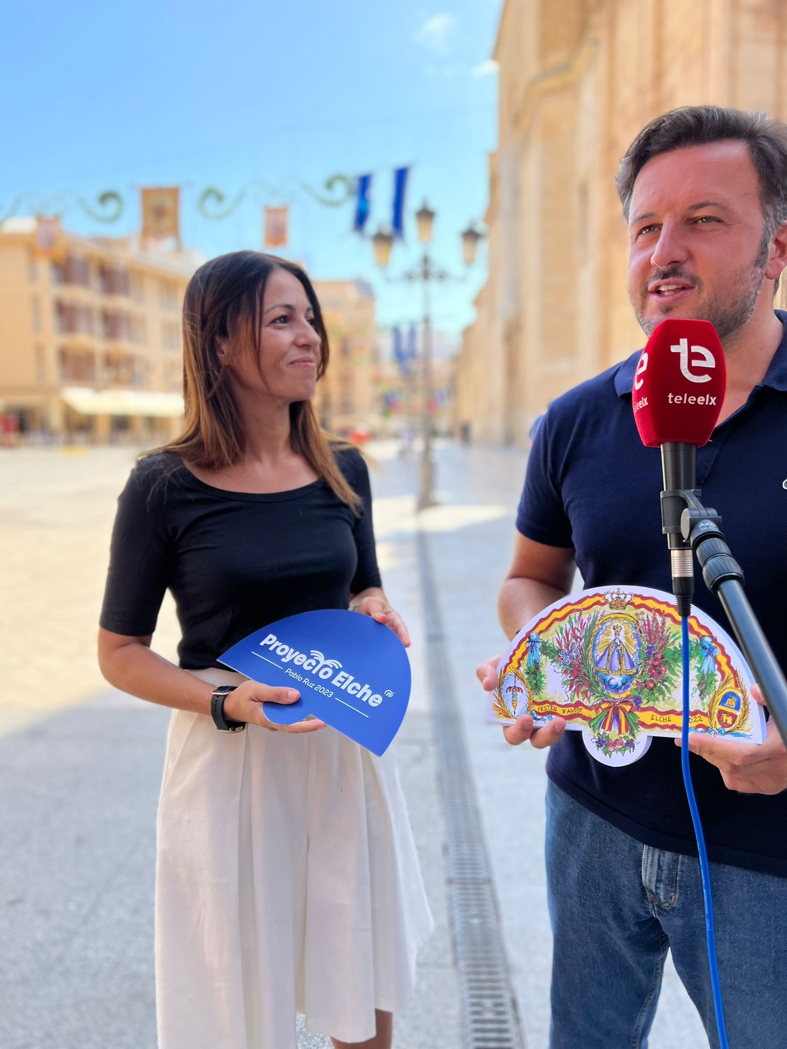 El Partido Popular de Elche reparte 8.000 abanicos con motivo de las fiestas de agosto El Partido Popular de Elche reparte 8.000 abanicos con motivo de las fiestas de agosto