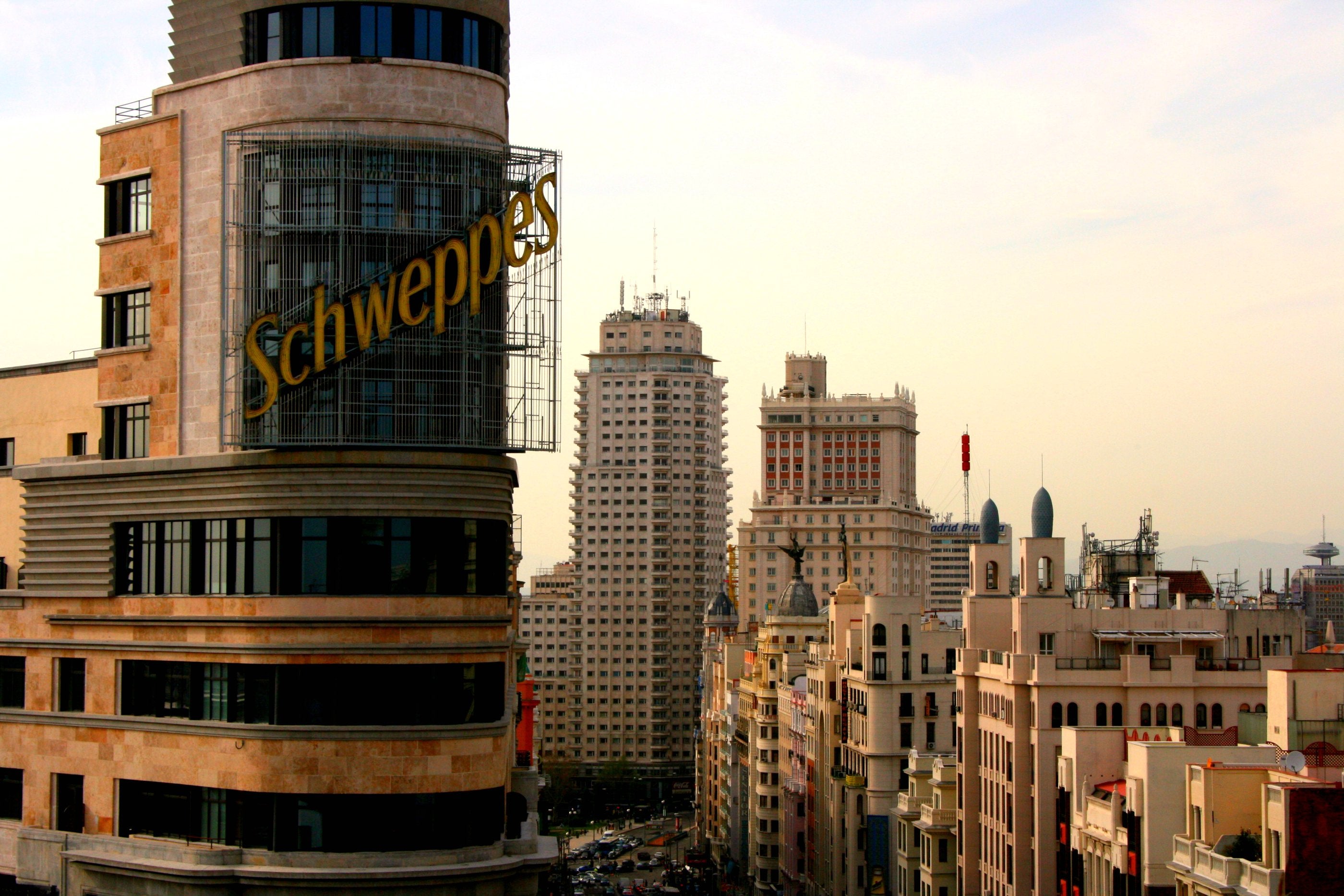 Ya son 50 años los que cumple el cartel de Schweppes de Gran Vía de Madrid Ya son 50 años los que cumple el cartel de Schweppes de Gran Vía de Madrid