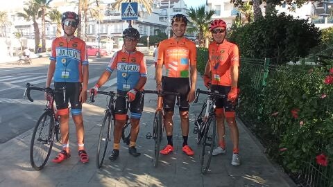Luis &Aacute;ngel Mat&eacute; en Estepona con los ciclistas aficionados de Jululus