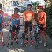 Luis Ángel Maté en Estepona con los ciclistas aficionados de Jululus