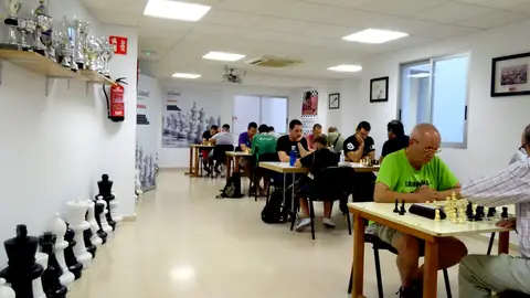 Ajedrecistas en su sede de Elche Ajedrecistas en su sede de Elche