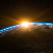 Imagen de la Tierra con rayos del Sol.